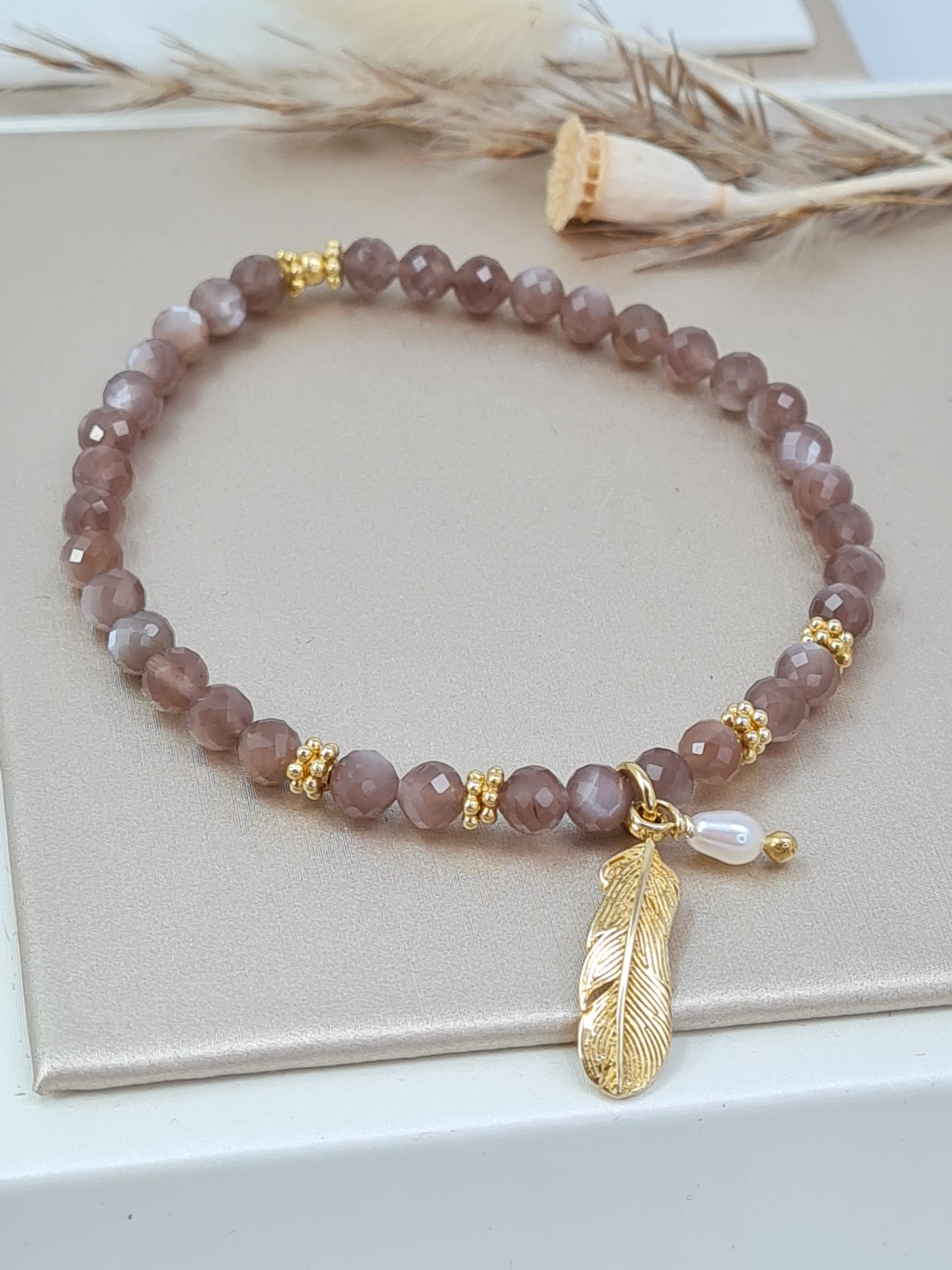 Mondstein Armband braun facettiert mit Federanhänger und Perle * (DAB 186)