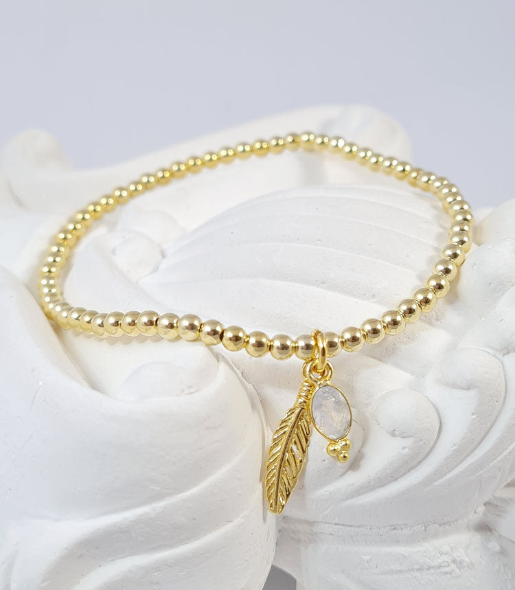 Vergoldetes Silberarmband mit Regenbogen Mondstein & Federanhänger – eleganter Damenschmuck * (DAB 148)
