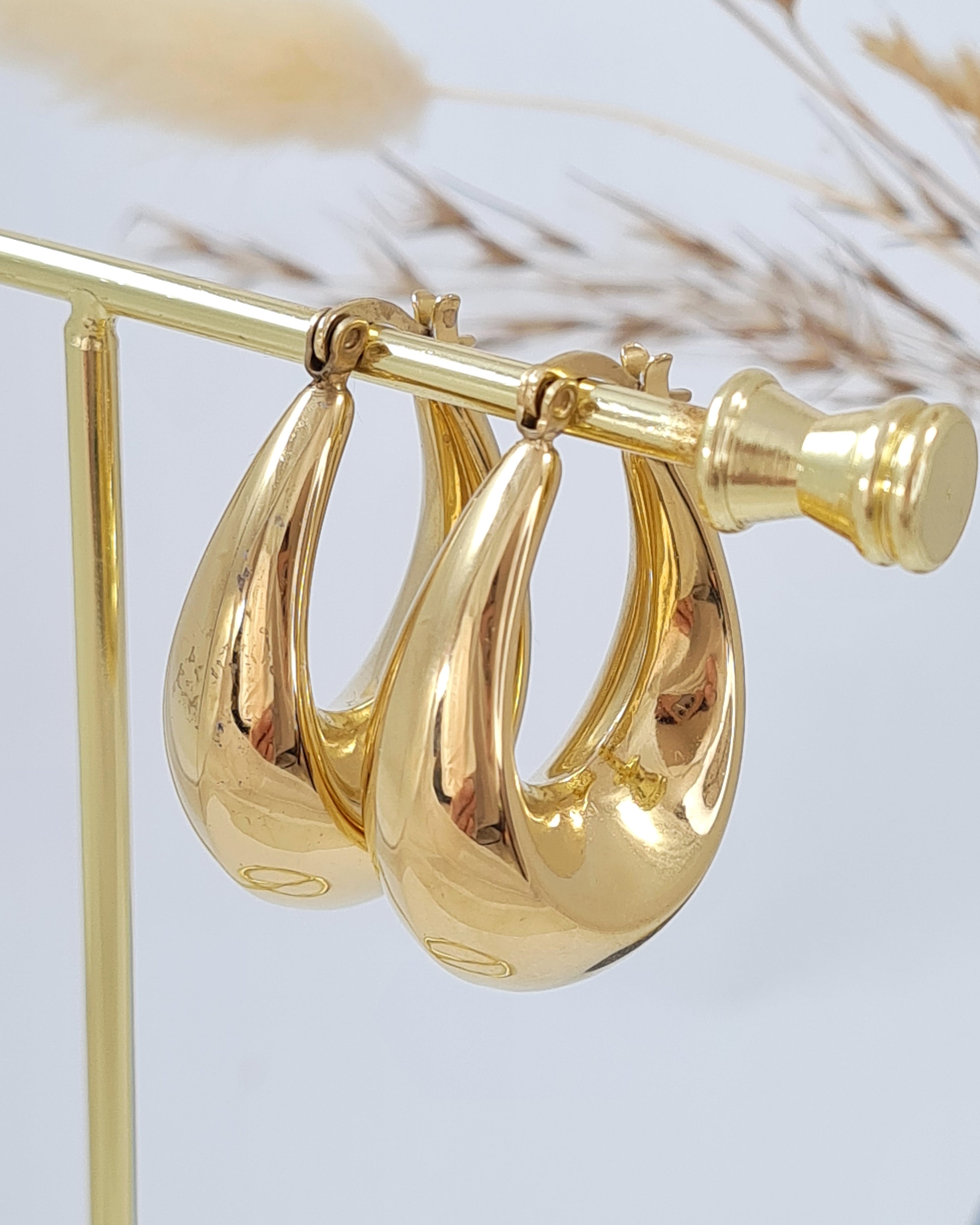 Vergoldete Edelstahl Creolen – Hufeisen Tropfenform, elegante Damen Ohrringe (EOS 8)