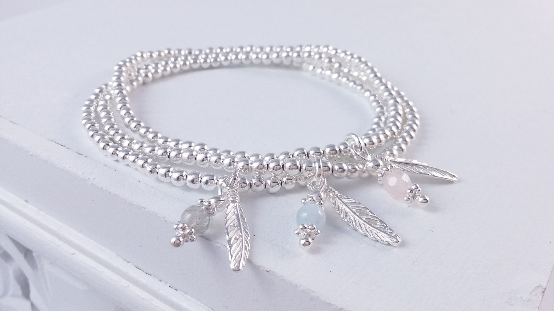 Silberarmband mit Feder- und Edelstein-Anhänger * (DAB 82)