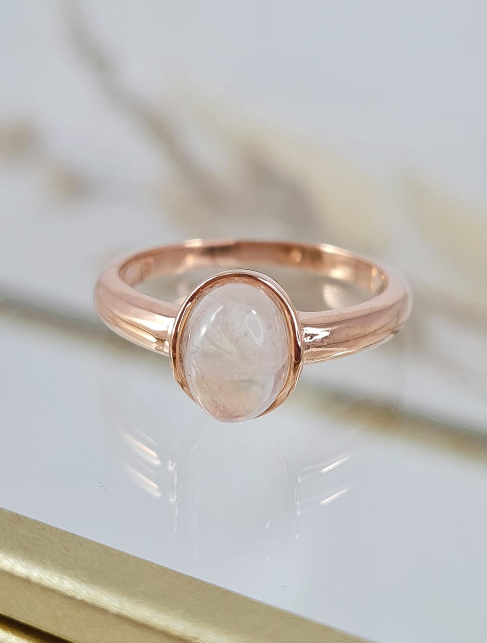 Ring aus rosé vergoldetem Silber und Regenbogen Mondstein (DFR 23)