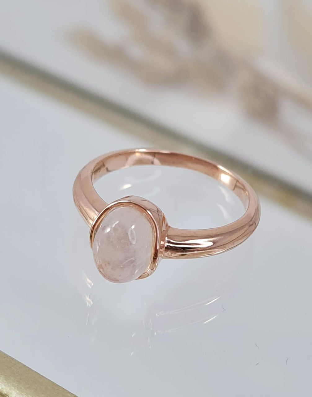 Ring aus rosé vergoldetem Silber und Regenbogen Mondstein (DFR 23)