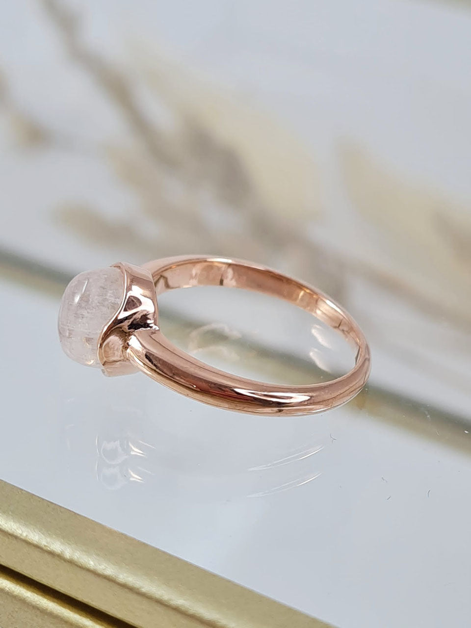 Ring aus rosé vergoldetem Silber und Regenbogen Mondstein (DFR 23)