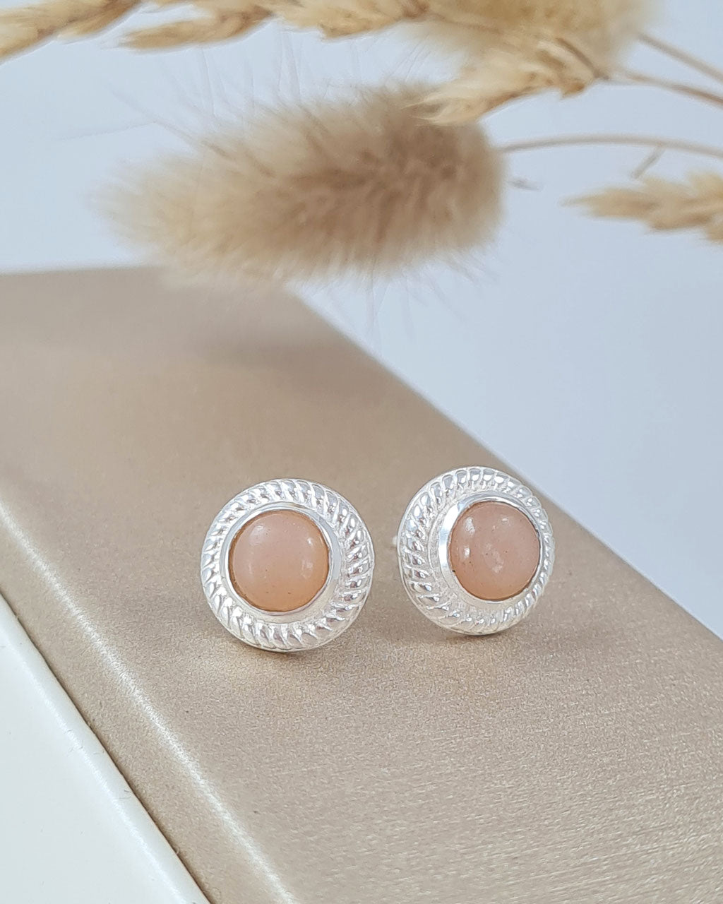 Peach Mondstein Ohrstecker - facettierte Edelstein-Ohrringe aus Silber mit Zopf-Muster (DOS 149)