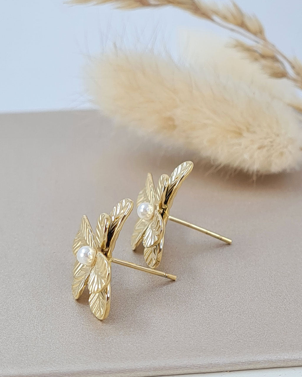 Feminine Blumen Ohrstecker  – vergoldete Edelstahl Ohrringe, wasserfest & hypoallergen