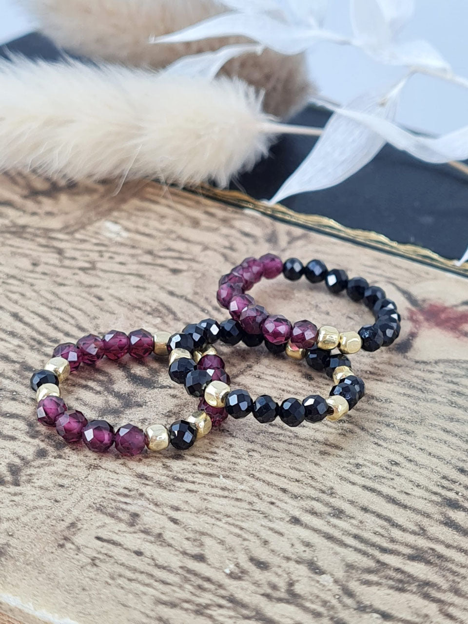 Ring auf Elast - Granat und Onyx * (DFR 76)