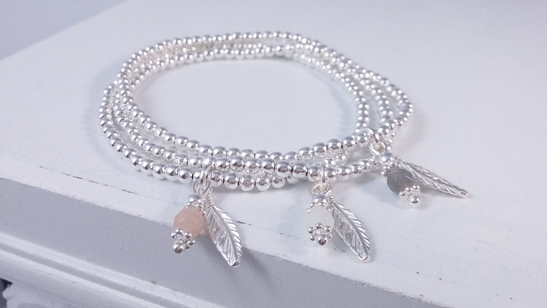 Silberarmband mit Feder- und Edelstein-Anhänger * (DAB 82)