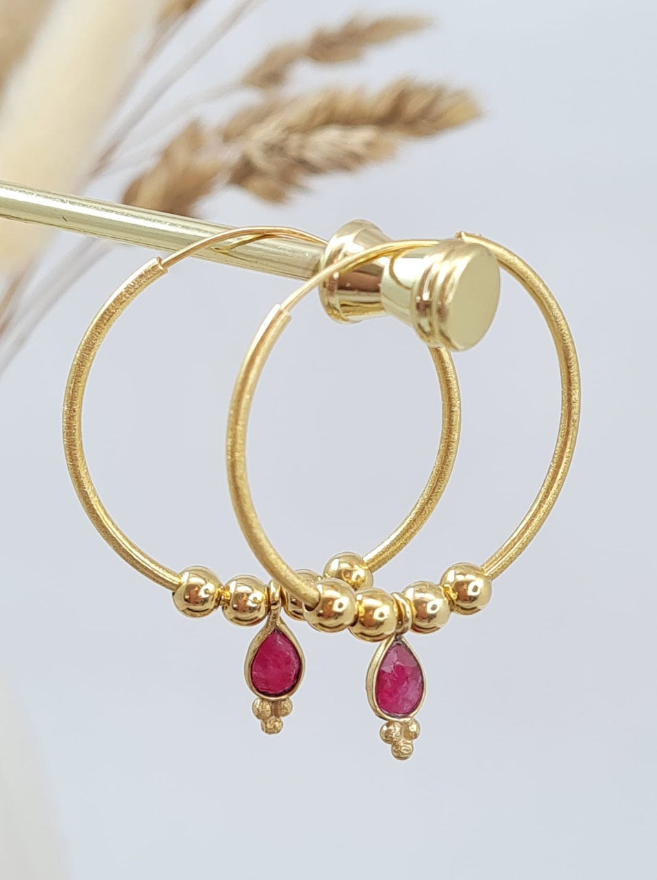 Gold Creolen mit roten Turmalin Anhängern (DOS 22)