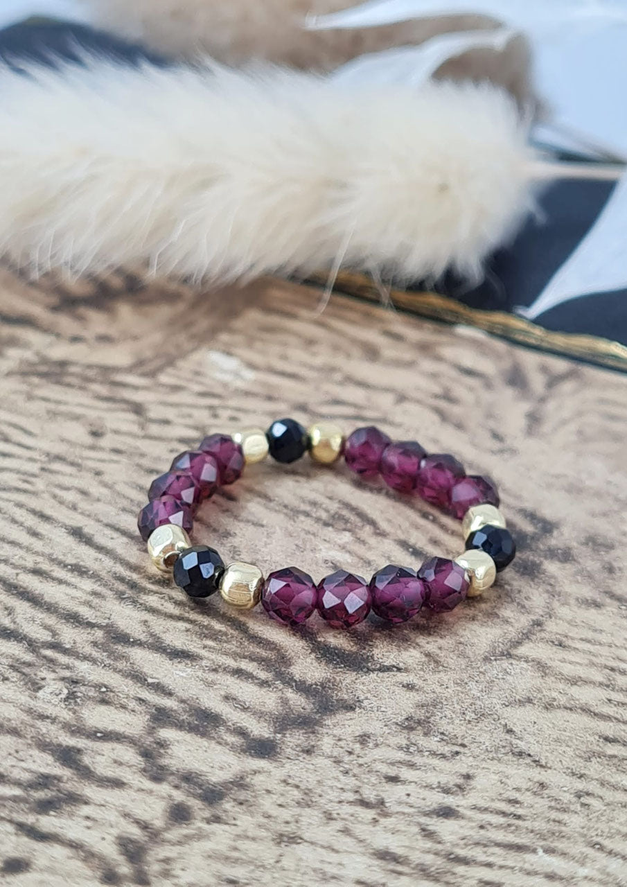 Ring auf Elast - Granat und Onyx * (DFR 76)