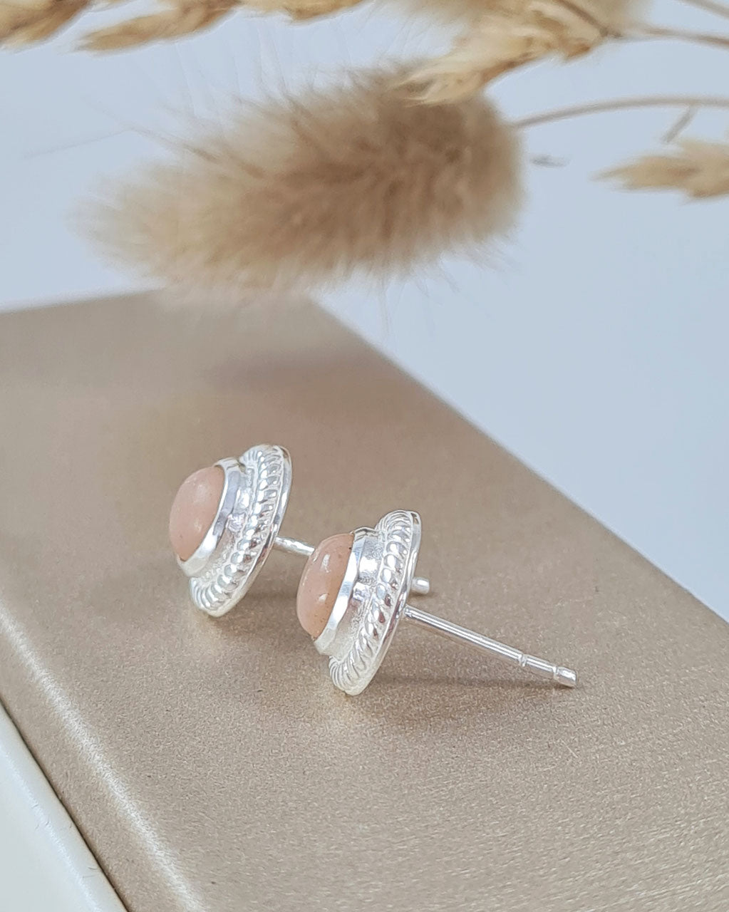 Peach Mondstein Ohrstecker - facettierte Edelstein-Ohrringe aus Silber mit Zopf-Muster (DOS 149)