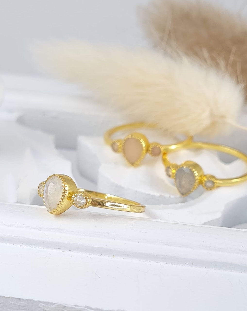 Ringe aus vergoldetem Sterlingsilber 925 und Regenbogen Mondstein oder peach Mondstein (DFR 5)