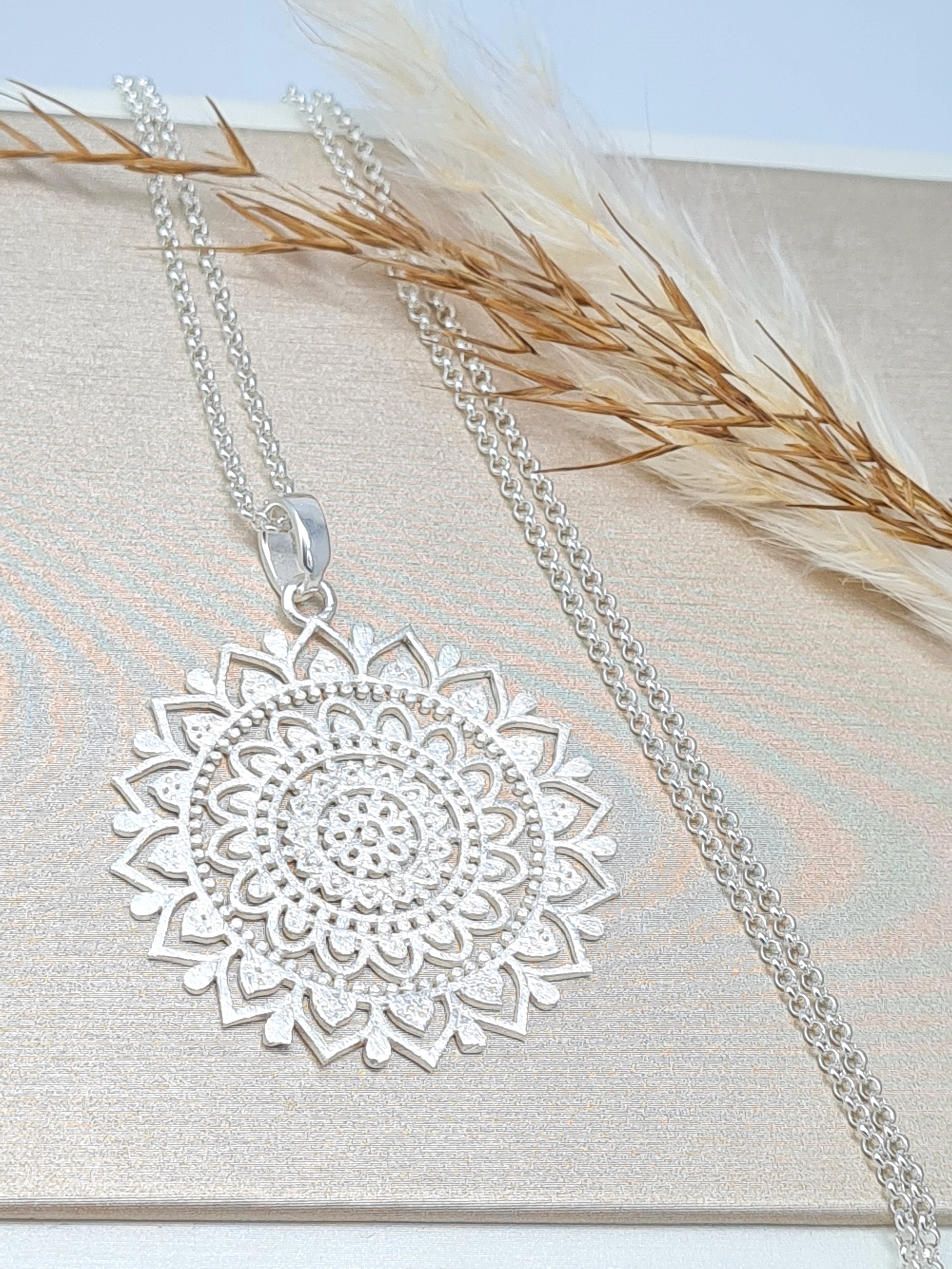 lange Silberkette mit Blumen-Anhänger (DHSS 19)