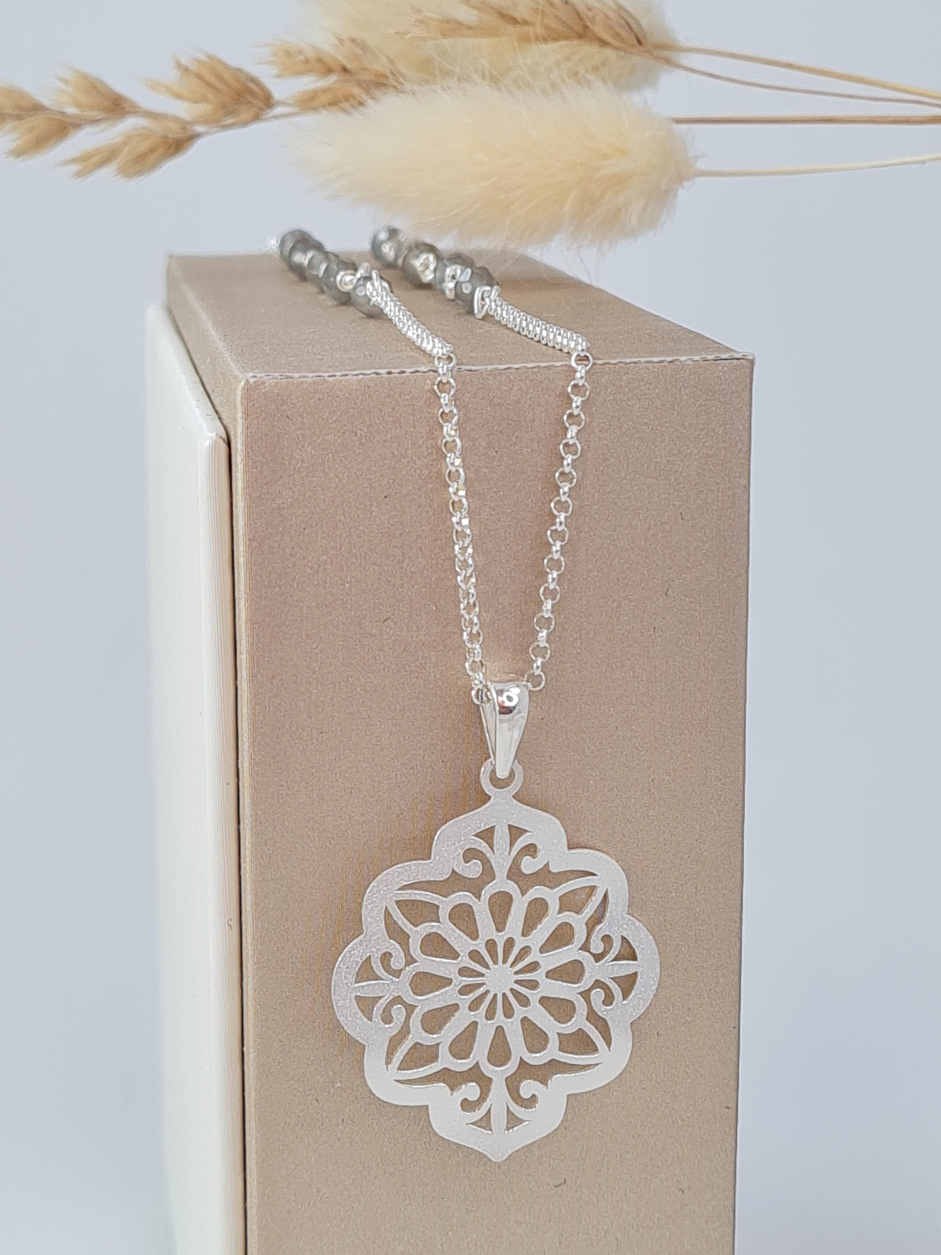 Lange Mondsteinkette mit floralem Anhänger / Silber 925 (110)