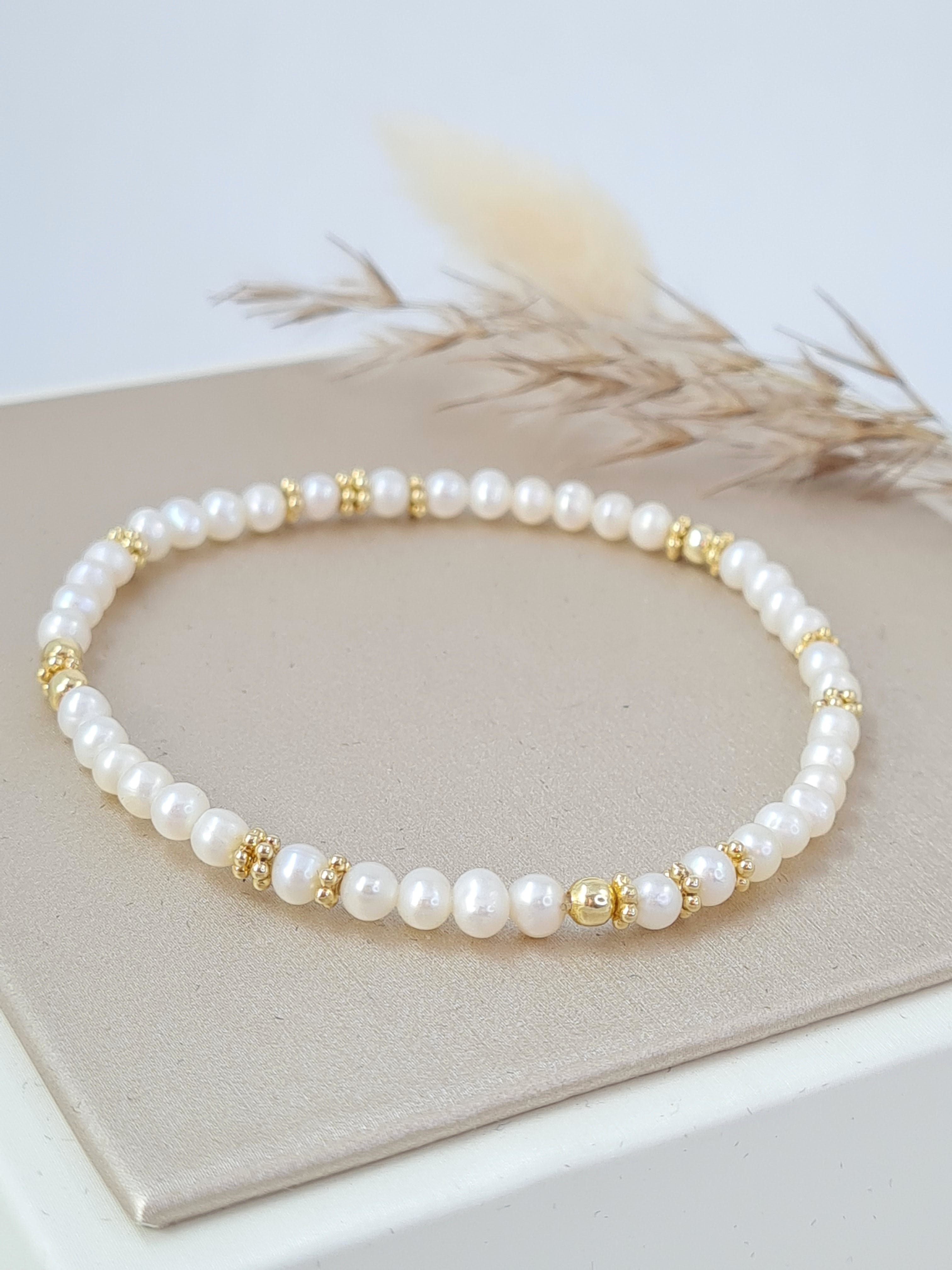 Zartes Perlenarmband mit vergoldeten Silber-Elementen – 4 mm Süsswasserperlen * (DAB 267)