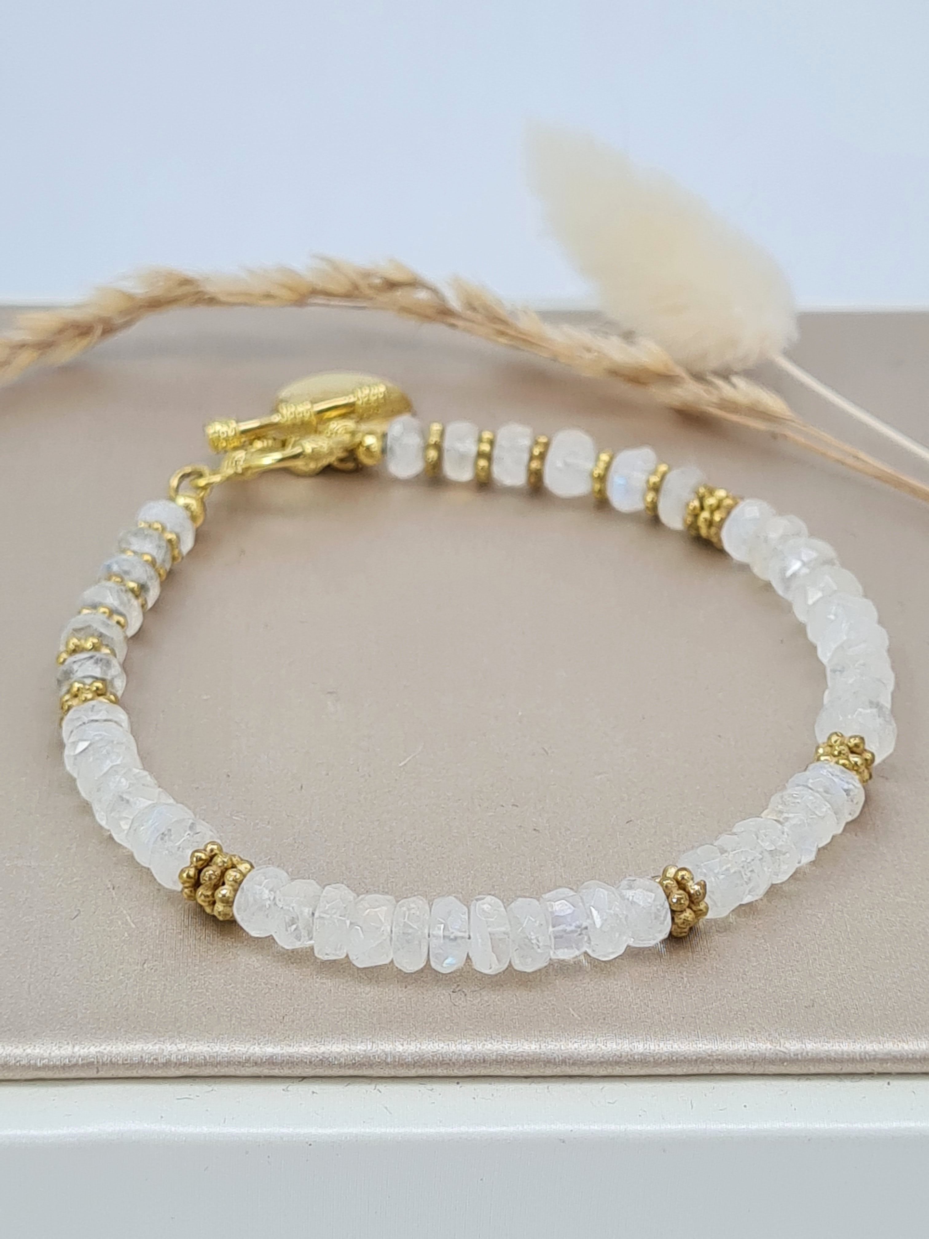 Edelsteinarmband aus Regenbogen Mondstein & vergoldetem Messing - PINK SAND (DAB 115)