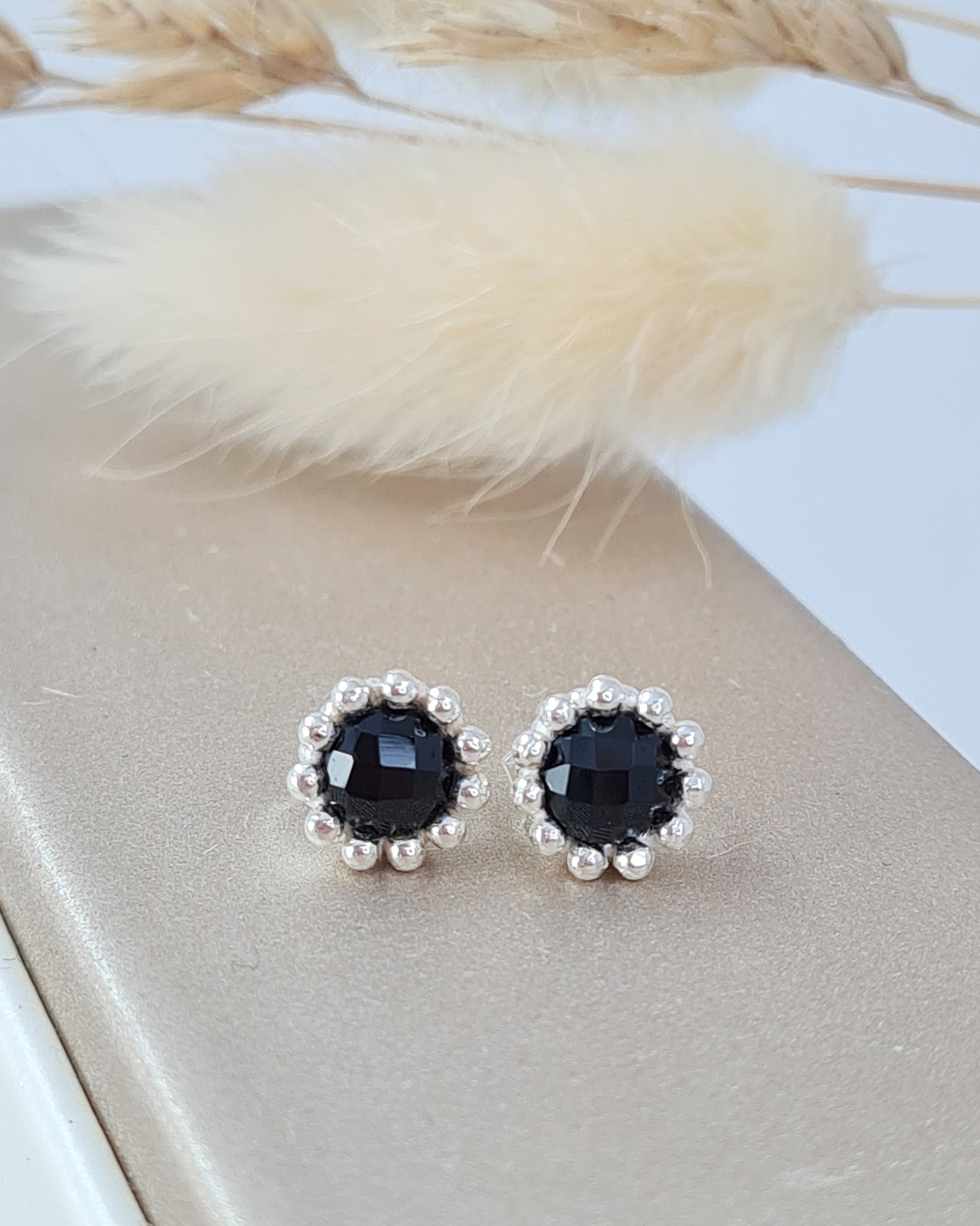 Schwarte Edelstein Ohrstecker | Silber 925 & Spinell facettiert
