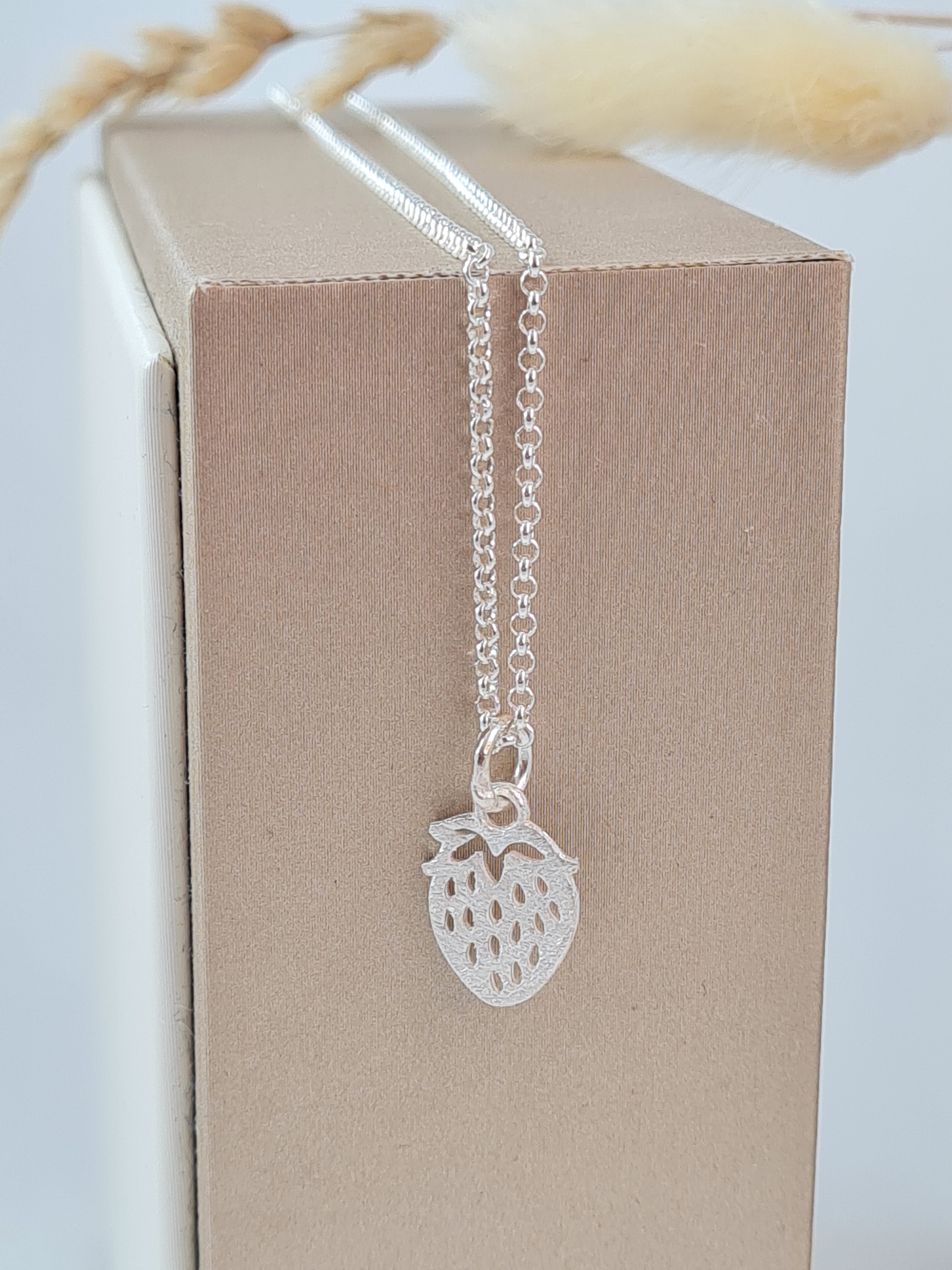 Kinderschmuck - Kinder Silberkette Erdbeere 925 Silber | Robuste Erbsenkette (KHS 22)