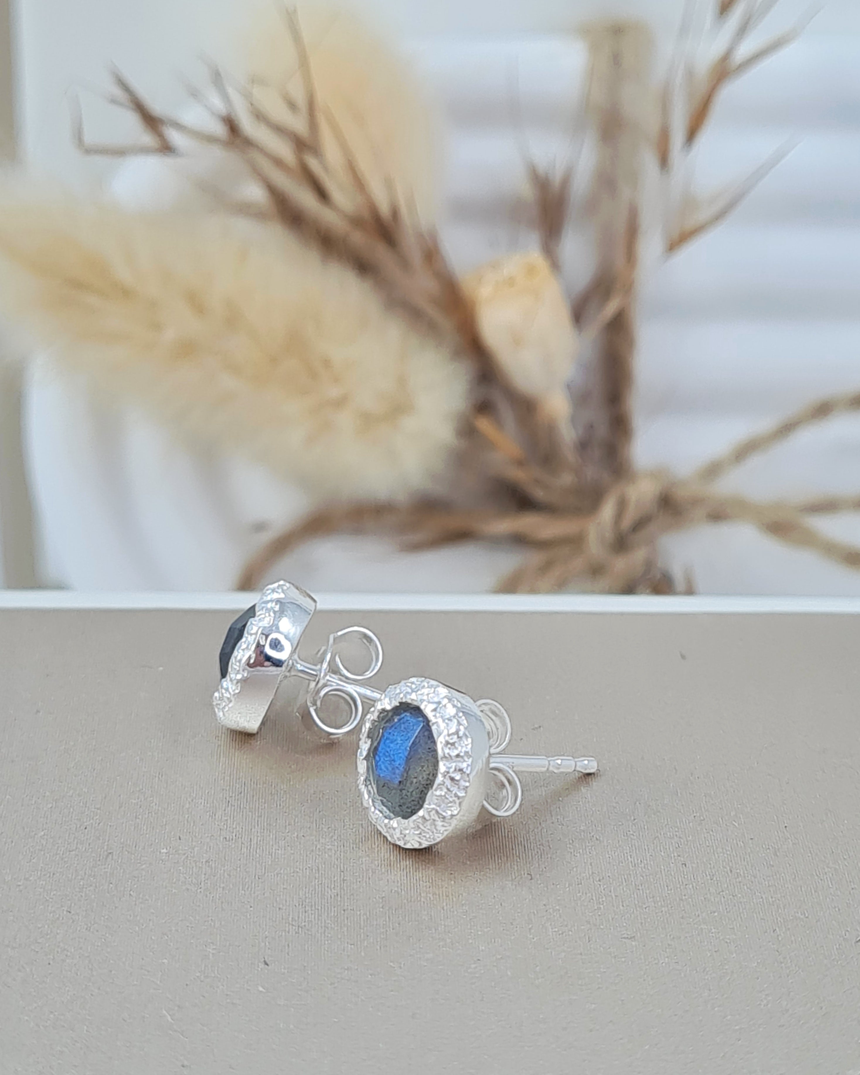 Damen Ohrstecker Labradorit 9 mm | 925 Silber gehämmert (DOS 158)