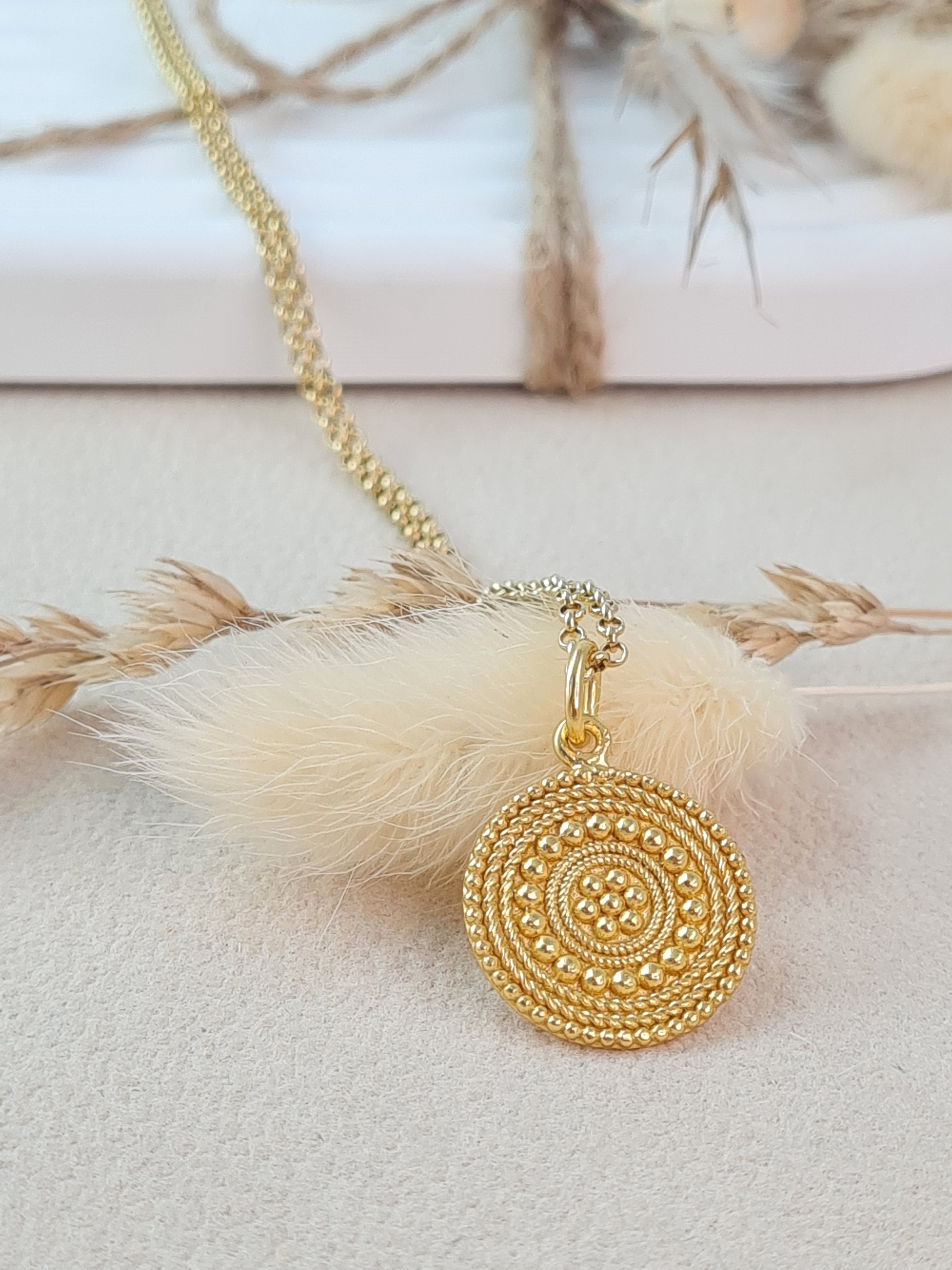 Vergoldete Boho Silberkette mit rundem Anhänger