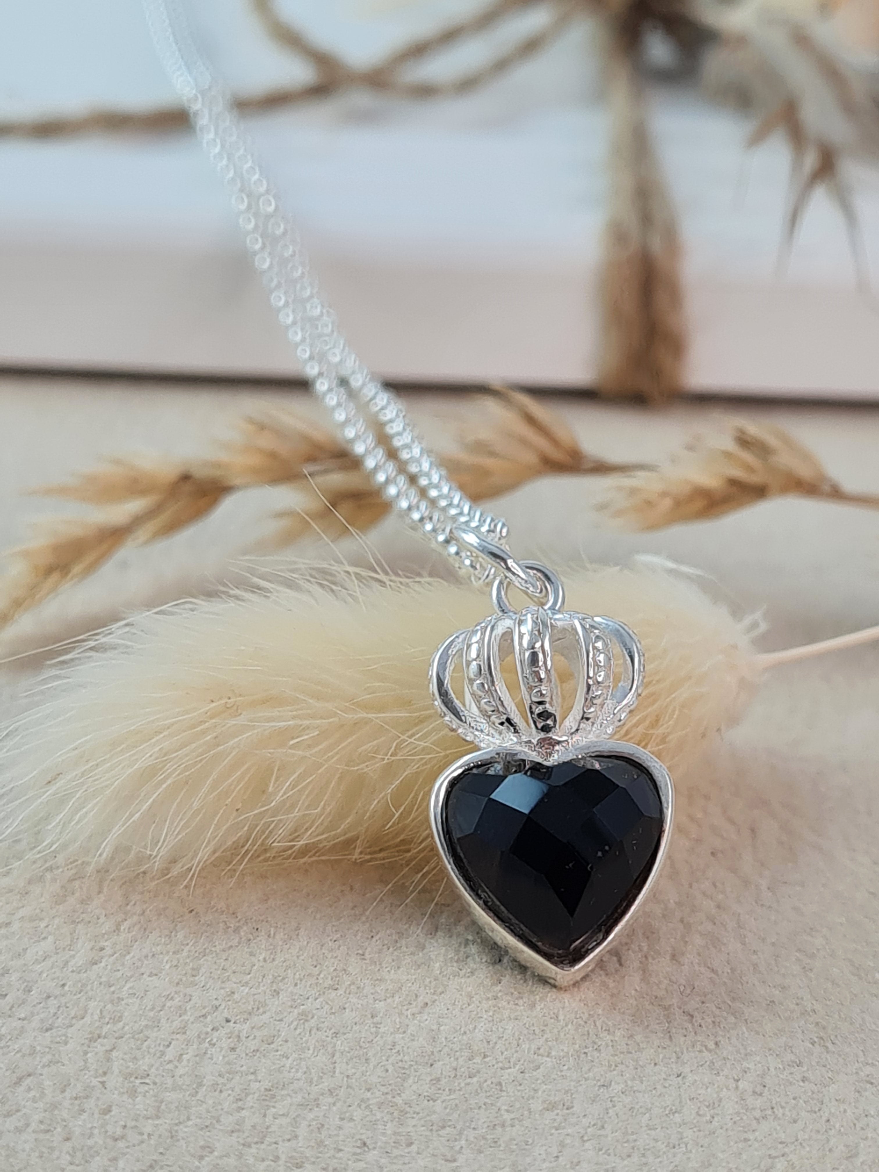 Silberkette mit facettiertem Onyx-Herzanhänger & Silber-Krone (DHSS 21)