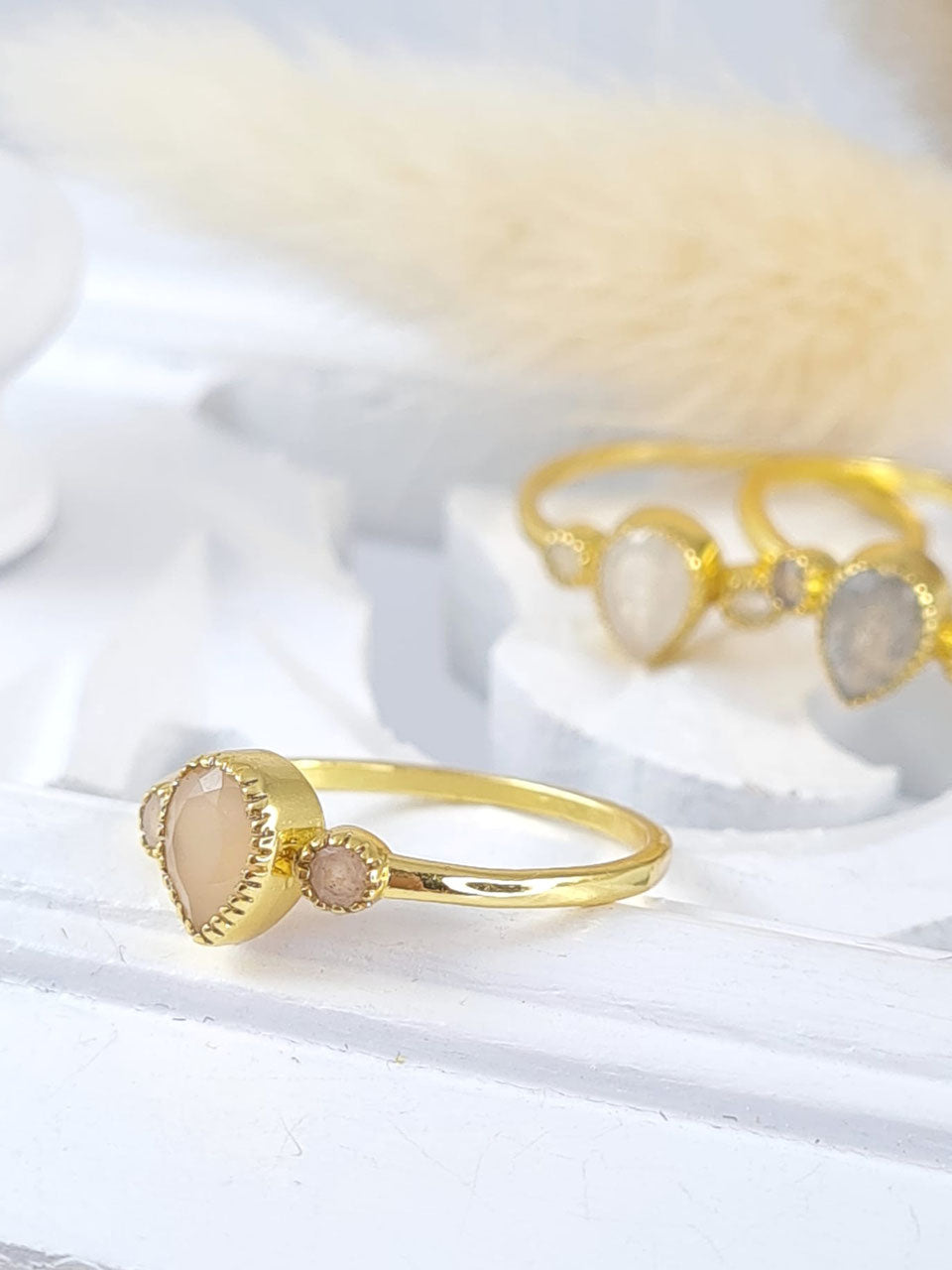 Ringe aus vergoldetem Sterlingsilber 925  und Regenbogen Mondstein oder peach Mondstein (DFR 5)
