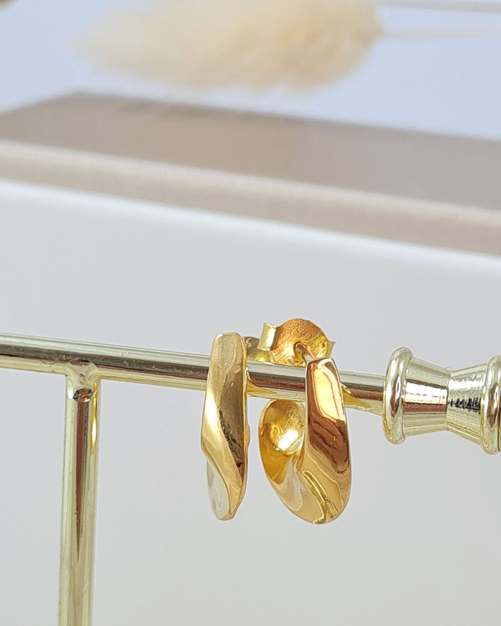 Gold-Creolen Twist für moderne Mädchen (OSM 20)
