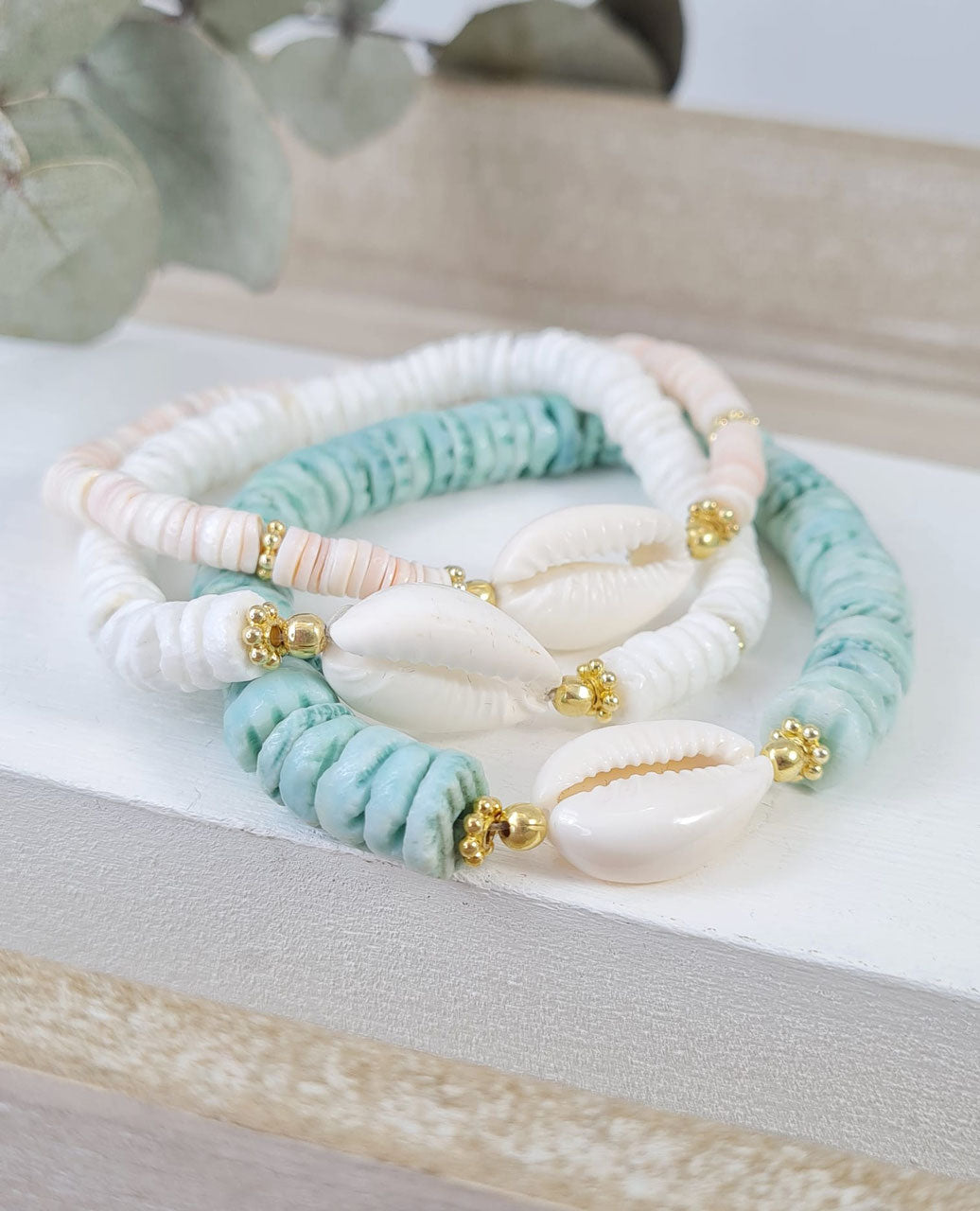 Armschmuck aus Heishi, Kaurimuschel und Silber vergoldet *  (DAB 5)
