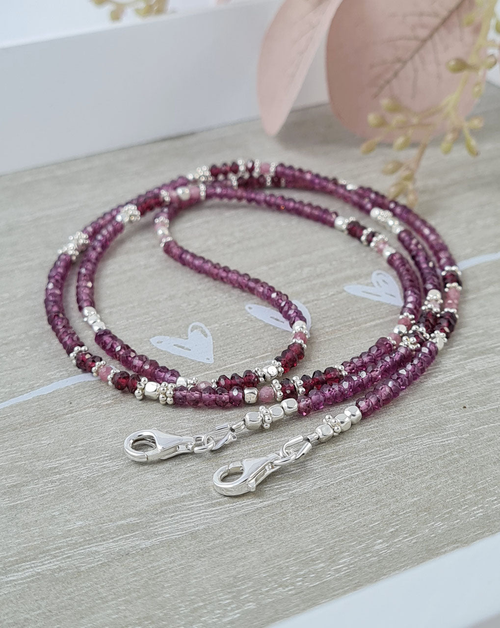 Brillenkette aus Granat, Turmalin und Silber *