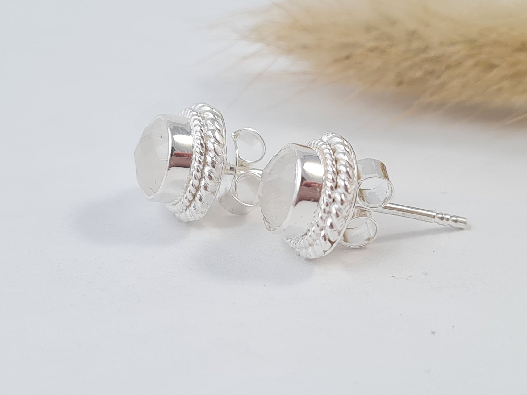 Ohrstecker aus Silber und weissem Mondstein (DOS 55)