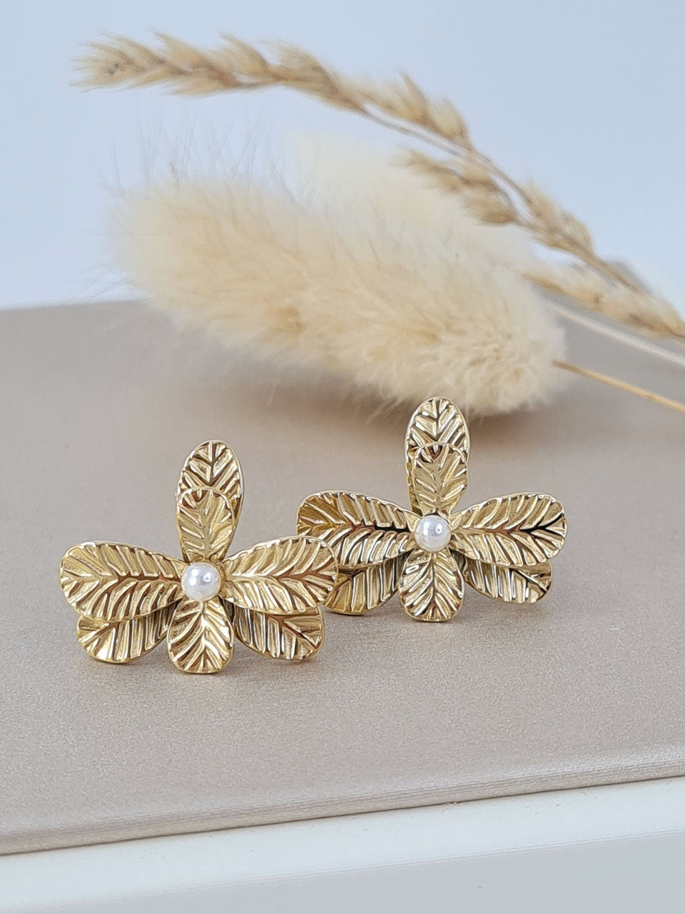 Feminine Edelstahl-Ohrstecker in Blumenform – 14 Karat vergoldet (EOS 10)