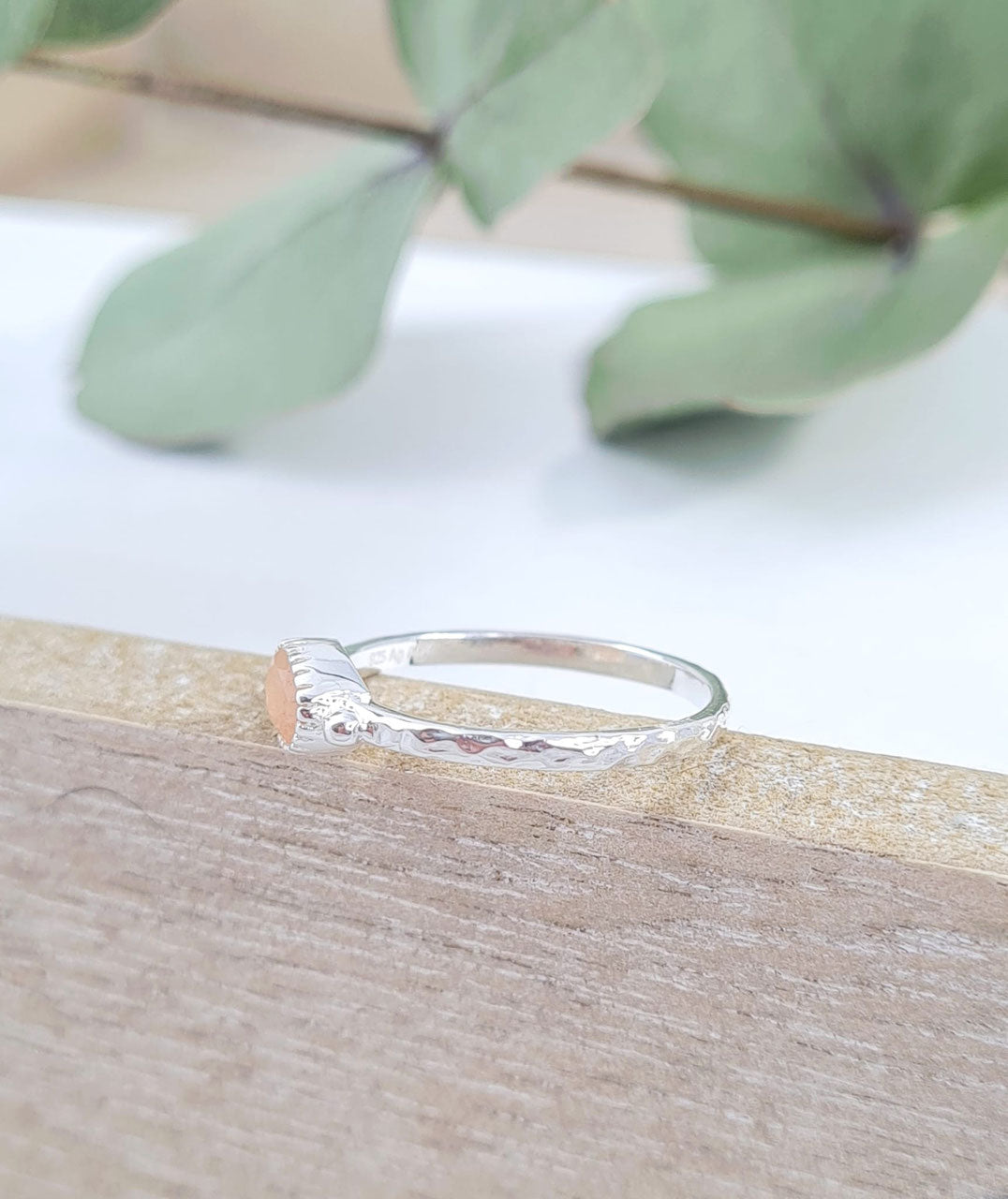 Ring aus Sterlingsilber 925  und peach Mondstein (DFR 60)