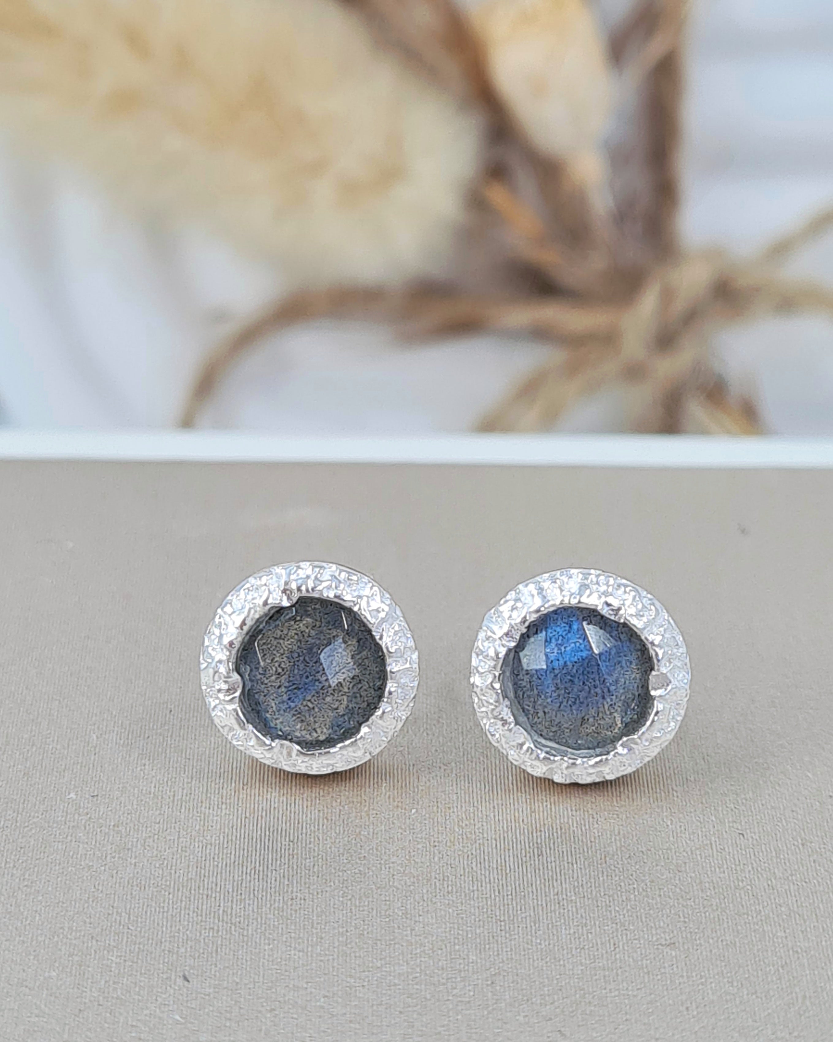 Damen Ohrstecker Labradorit 9 mm | 925 Silber gehämmert (DOS 158)