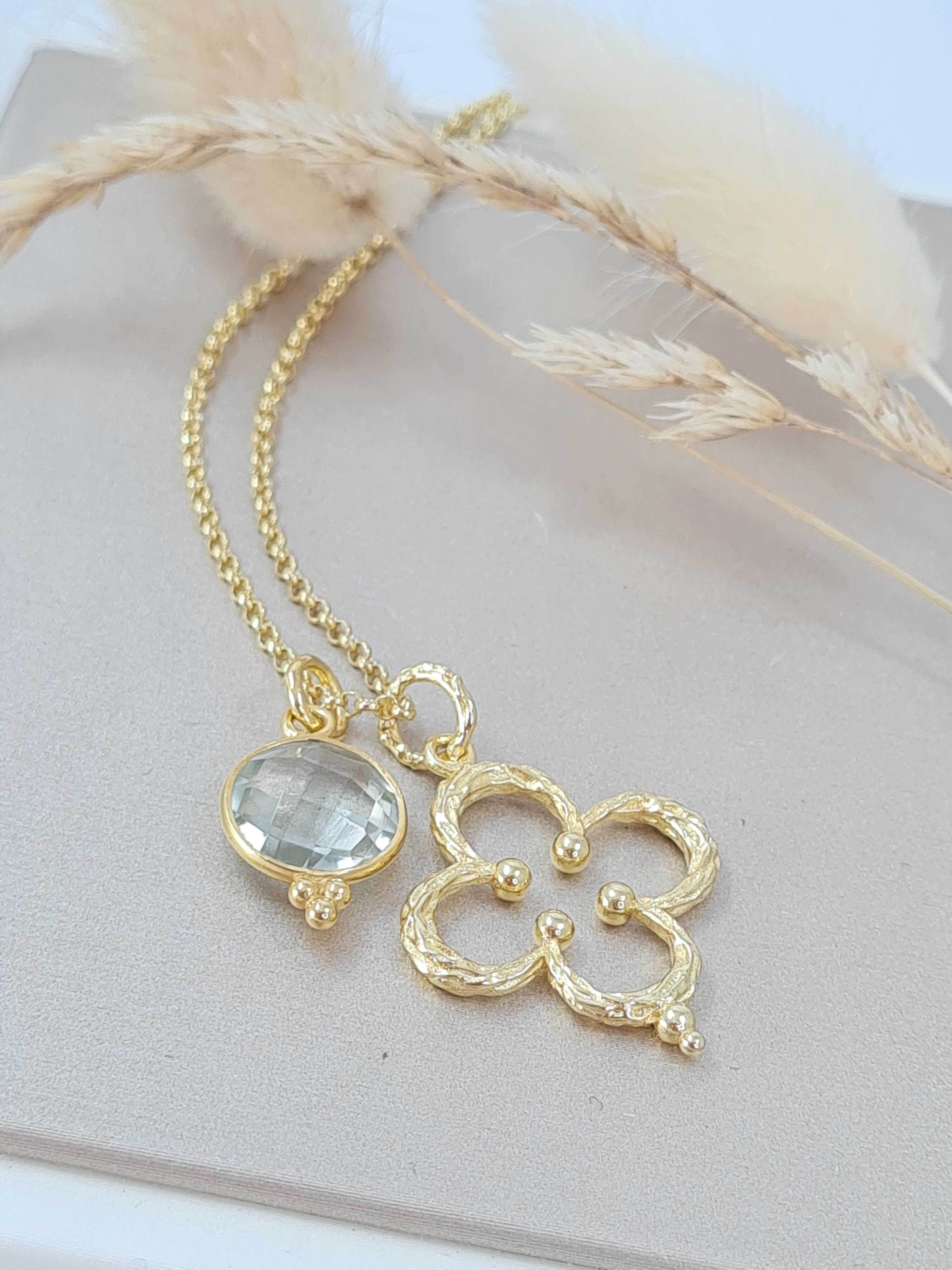 Vergoldete Silberkette mit Blumen- & grünem Amethyst-Anhänger