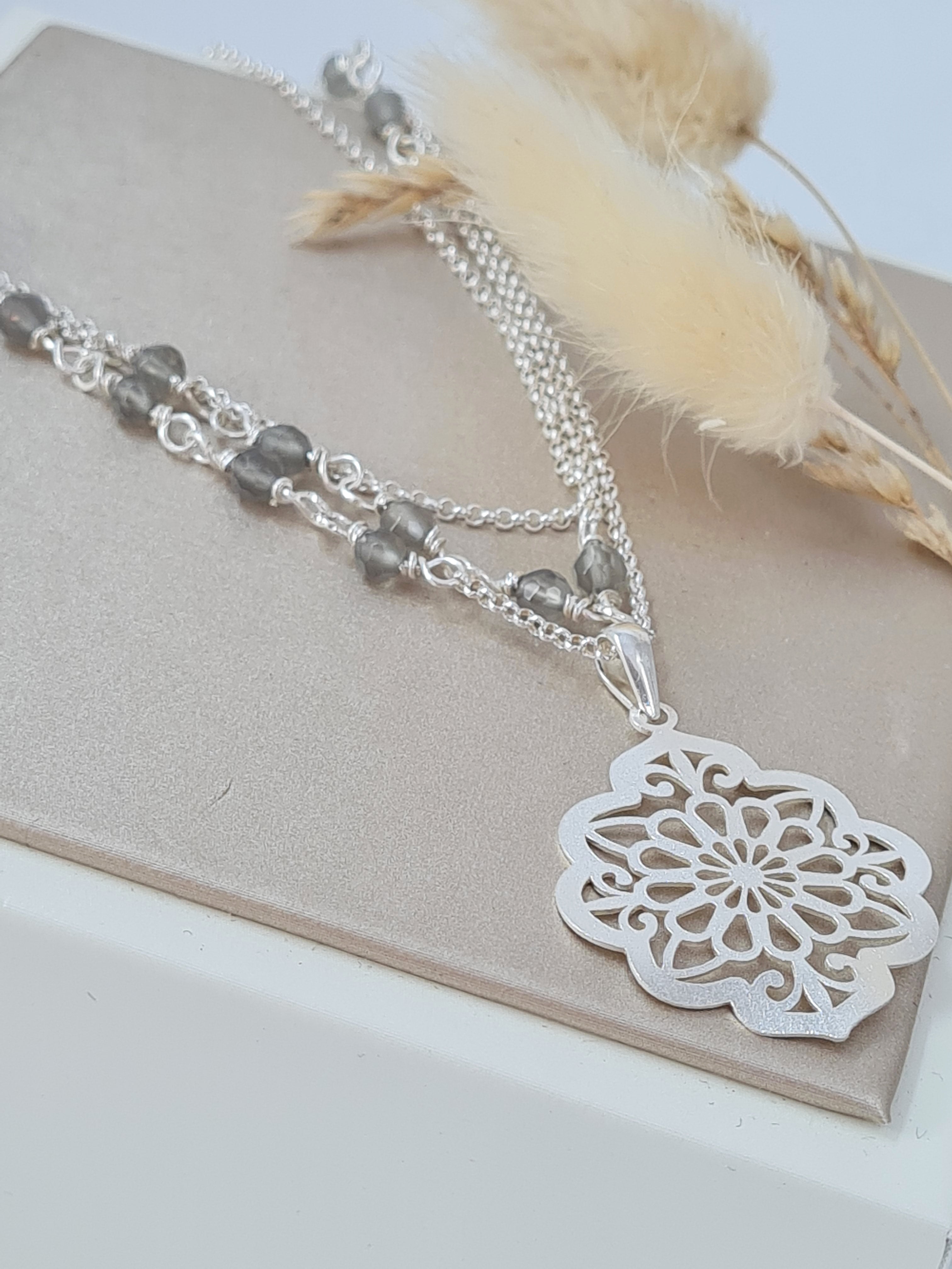 Lange Mondsteinkette mit floralem Anhänger / Silber 925 (110)