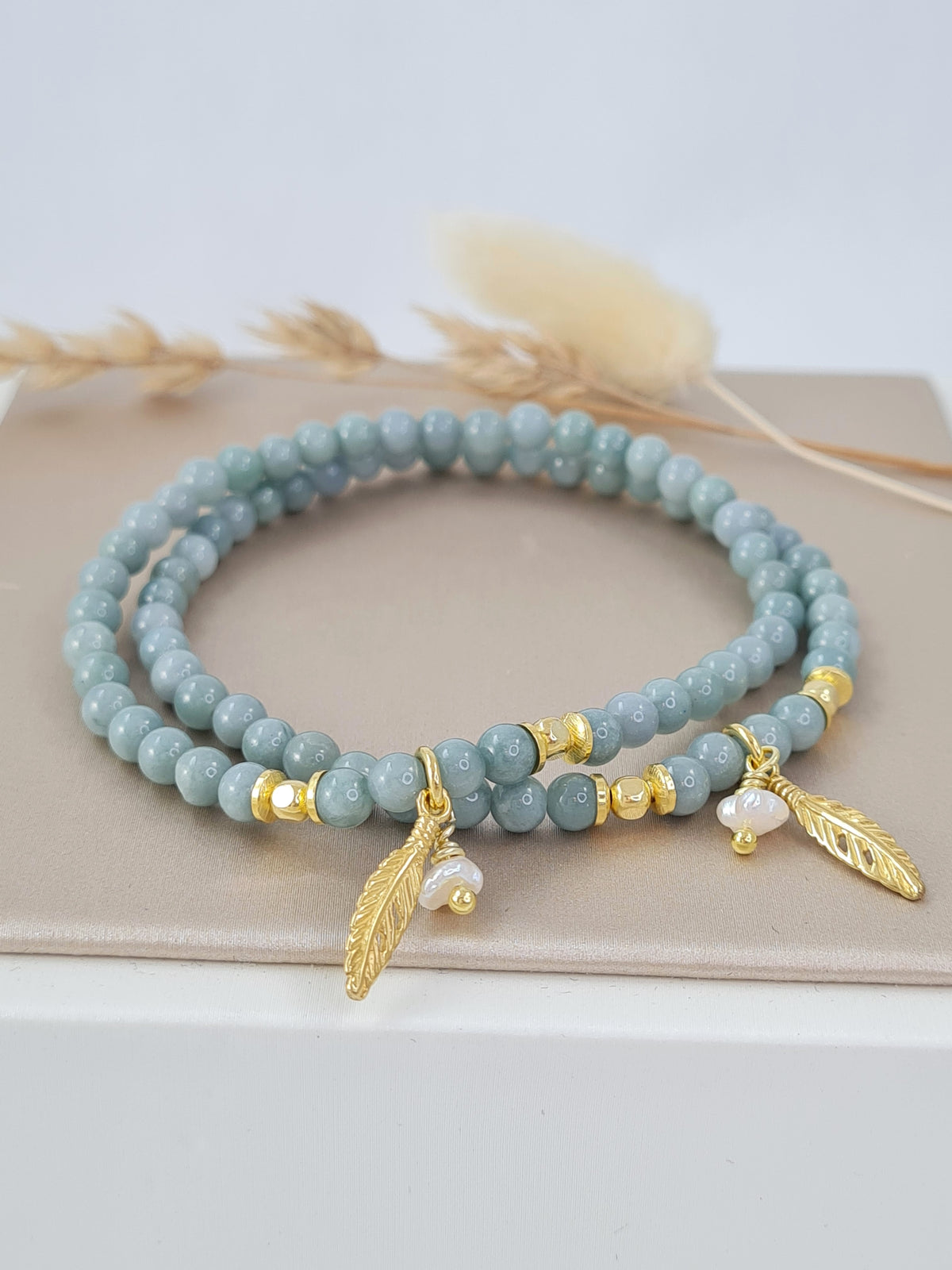 Mutter-Tochter Armband Set für Erwachsene aus grünem Jadeit mit Feder und Perle (MT 34)