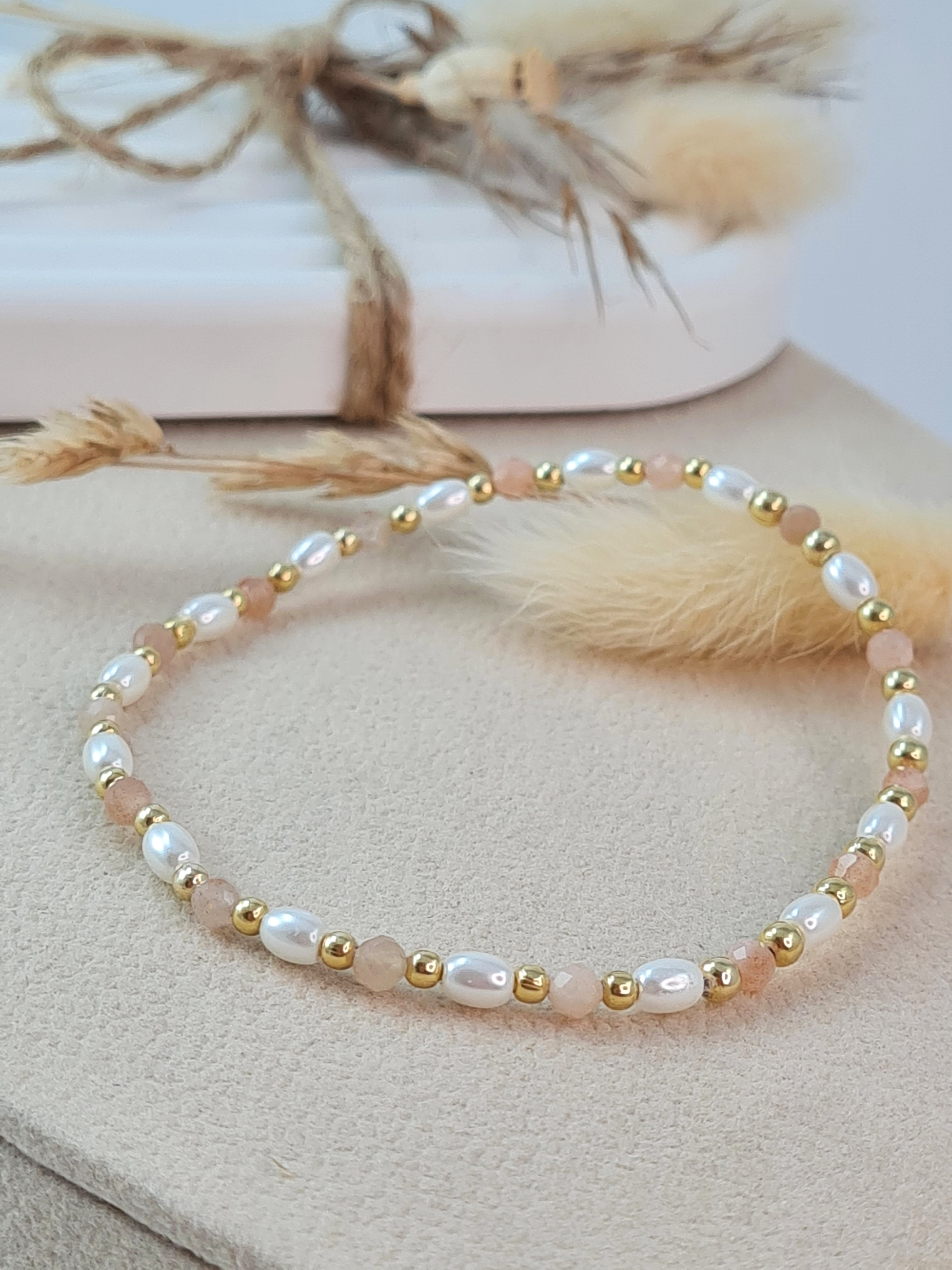 Zartes Perlenarmband mit Peach Mondstein & Goldkügelchen * (DAB 264)