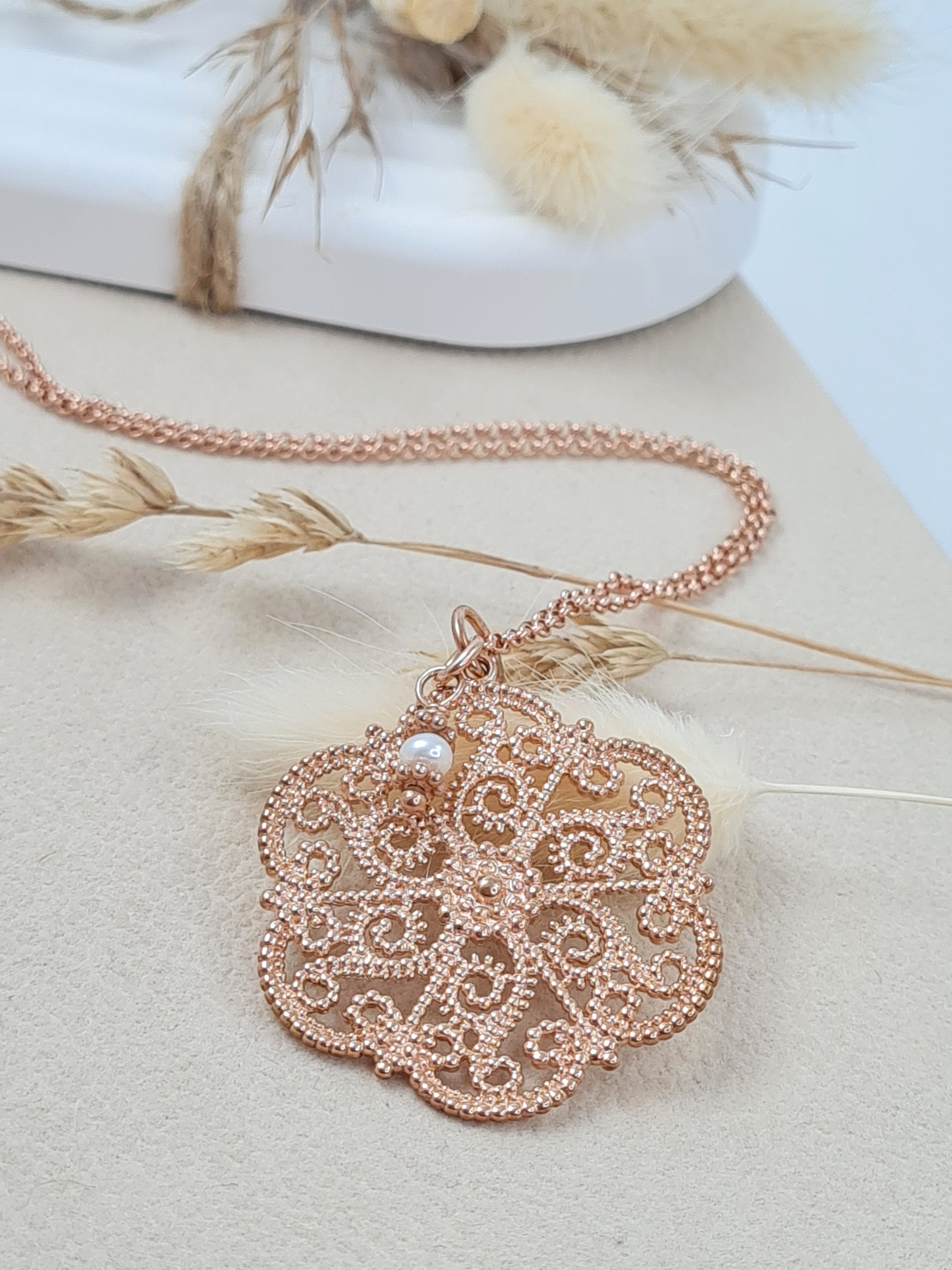 Rosévergoldete Silberkette mit großem Blumenanhänger & Perle – Feminin, elegant & ausdrucksstark
