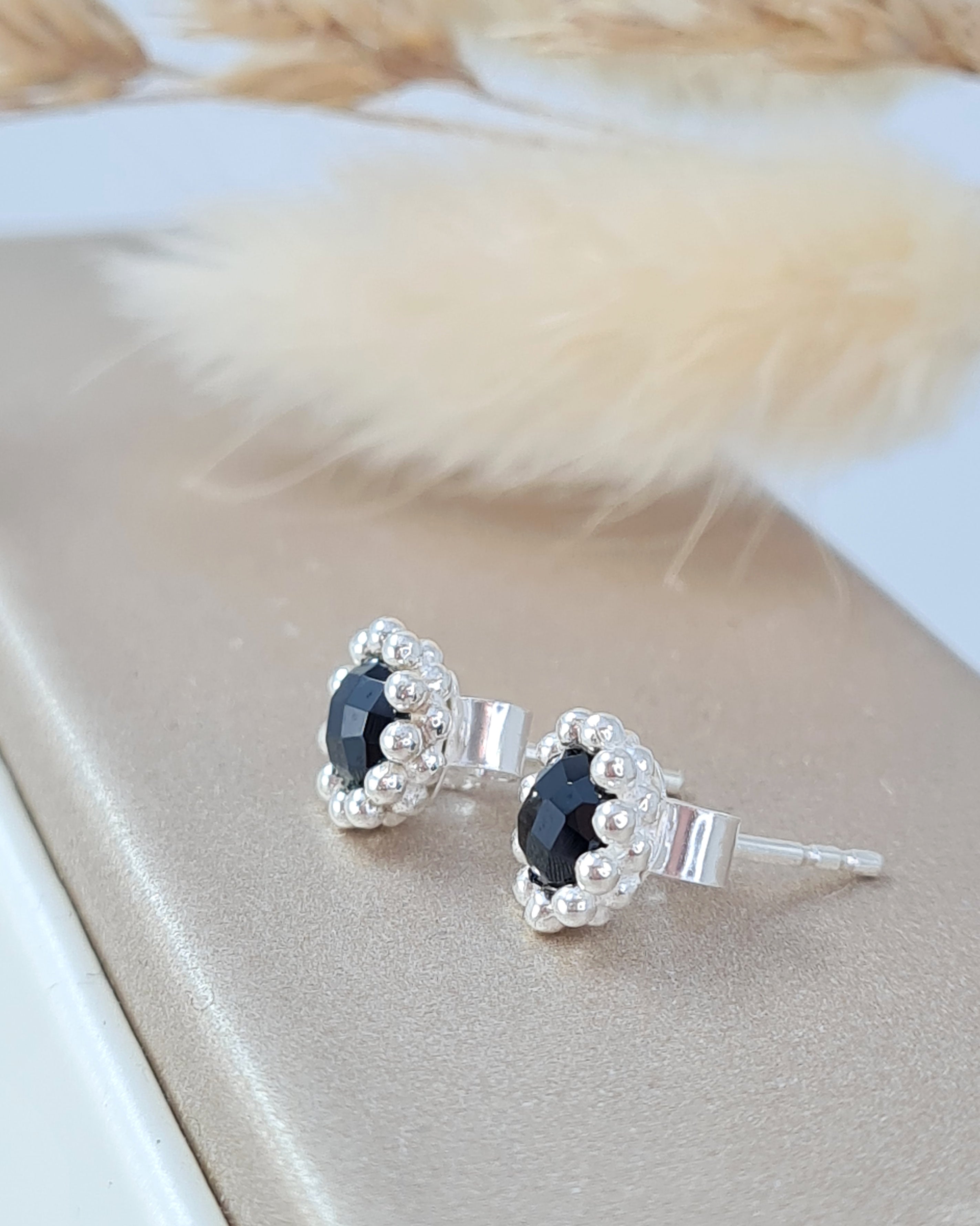 Schwarte Edelstein Ohrstecker | Silber 925 & Spinell facettiert
