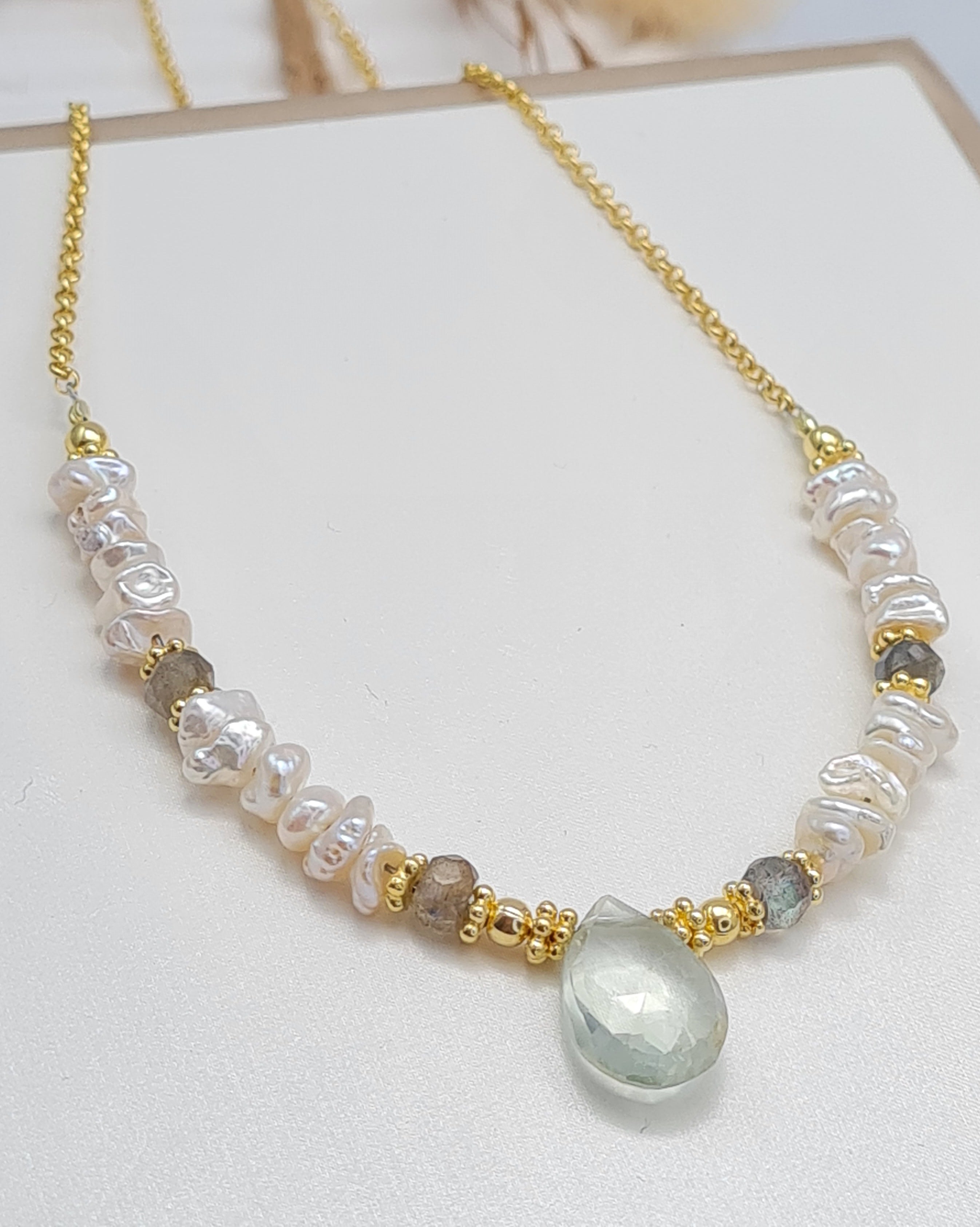Vergoldete Edelstein Halskette – Grüner Amethyst, Süsswasserperlen & Labradorit (DHS 101)
