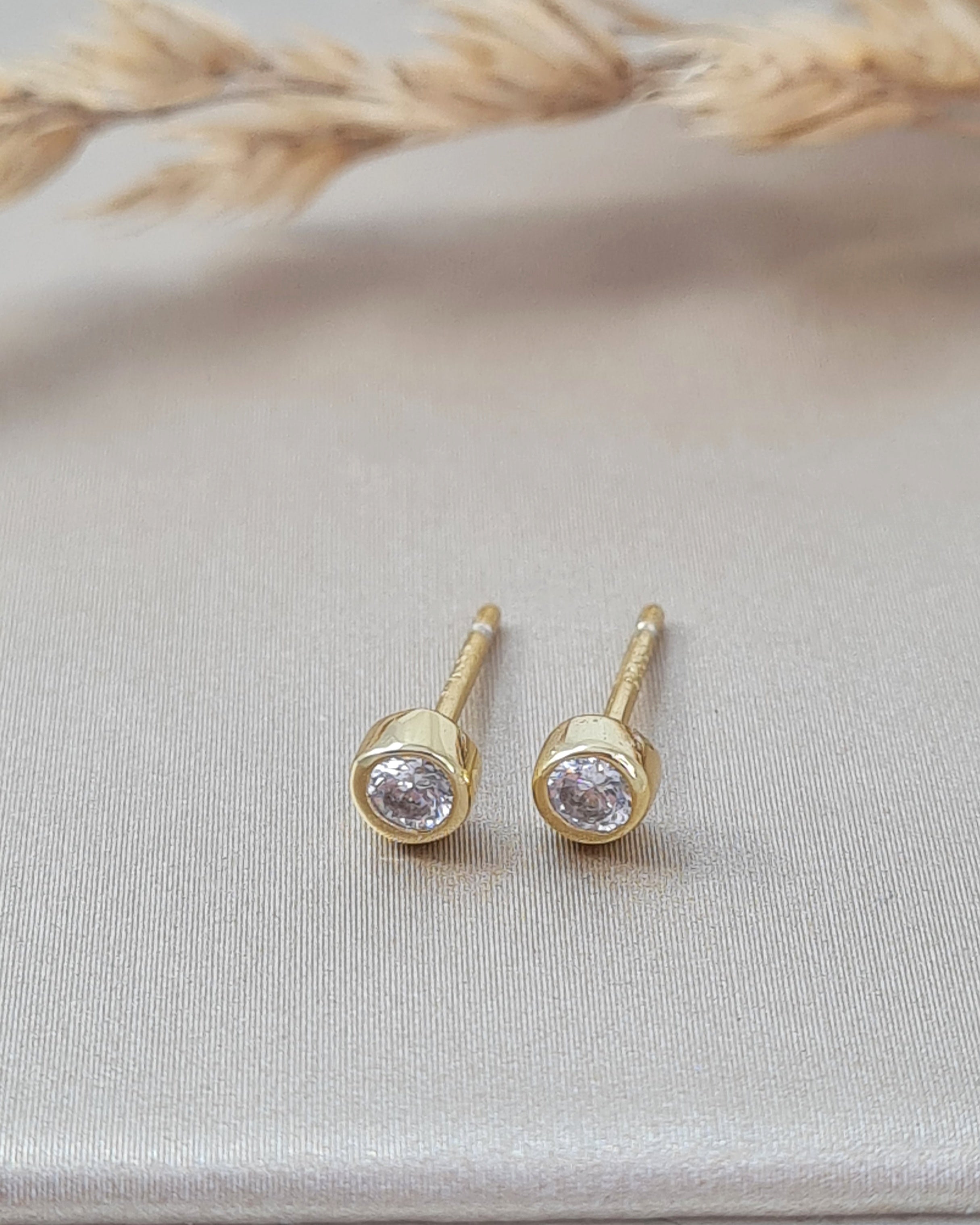 Zirkonia Ohrstecker 4 mm | Silber Schmuck vergoldet Schweiz